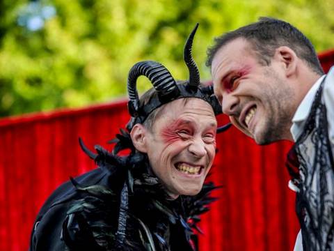 Globe Berlin: Urfaust – Mephisto (Henning Bormann), Faust (Adrian Stowasser)