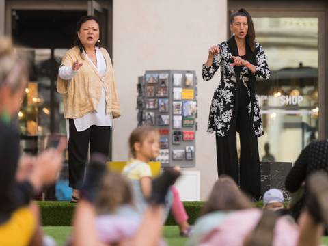 Geschichtentheater "Vom Traum zum echten Abenteuer" mit Christine Lander und Soogi Kang im Rahmen von Durchlüften - Open Air im Schlüterhof 2022 – Geschichtentheater "Vom Traum zum echten Abenteuer" mit Christine Lander und Soogi Kang im Rahmen von Durchlüften - Open Air im Schlüterhof 2022