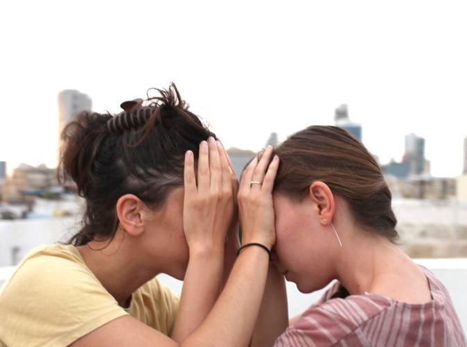 Dancer – Zwei Frauen sich gegenseitig die Augen zuhaltend