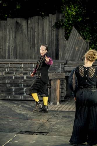 Globe Berlin: Was Ihr wollt – Adrian Stowasser (Malvolio), Astrid Köhler (Olivia)