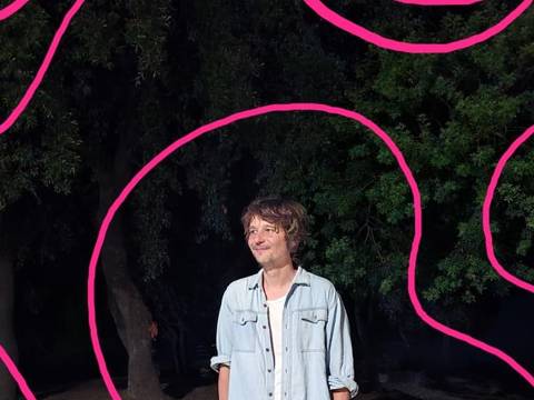  – Person im hellen Hemd und Hose steht vor Bäumen, rosa Linien umgeben die Szene.