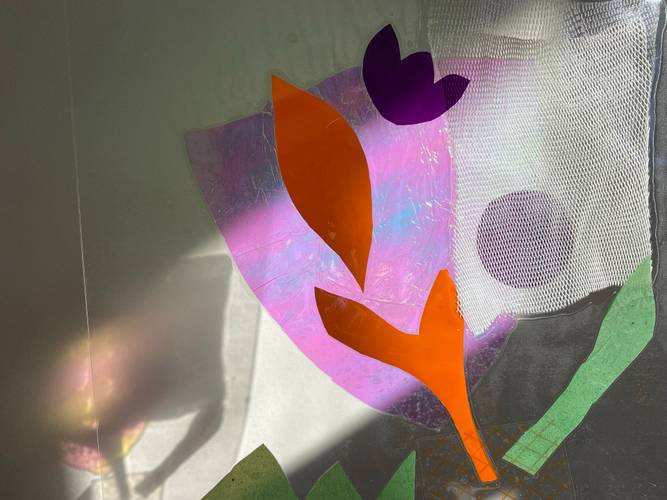 Familiensonntag – Farbenfrohes Material, zu Formen und Mustern zusammengesetzt, mit durchscheinendem Tageslicht