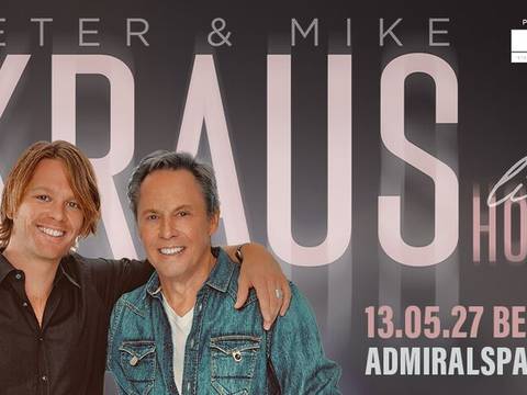  – Peter und Mike Kraus vor grauem Hintergrund, lächelnd, Arm um die Schulter. Text: live Hoch2 Tour 2027, 13.05.27 Berlin Admiralspalast, präsentiert von MEG.