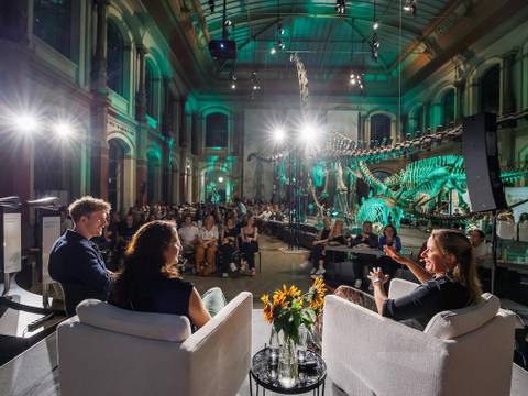 Beats&Bones Podcast-Festival – Blick von der Bühne in den Sauriersaal während des Beats&Bones Podcast-Festivals 2023