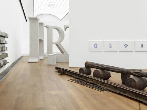 Ausstellungsansicht „Shilpa Gupta. What Still Holds“, Hamburger Bahnhof – Nationalgalerie der Gegenwart, 27.03.2026 - 03.01.2027, Abgebildet: Someone Else – A Library of 100 Books Written Anonymously or Under Pseudonyms, 2011; Truth, 2022-2025; Joseph Beuys, Straßenbahnhaltestelle. A Monument to th…