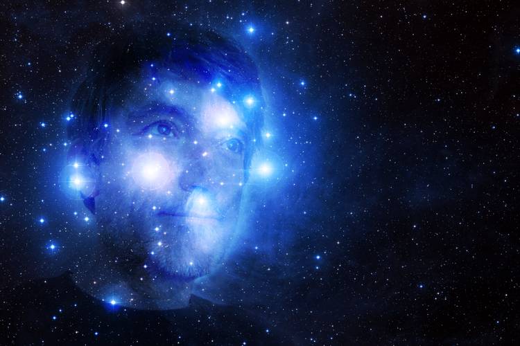 »Le Voyage abstrait« – Das Gesicht des DJs Raphaël Marionneau wurde in den Sternenhimmel projiziert, der blau leuchtet.