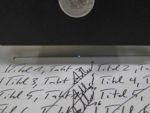 Microfading Testing an einer Zeichnung von Jorinde Voigt, Rathgen-Forschungslabor, Staatliche Museen zu Berlin