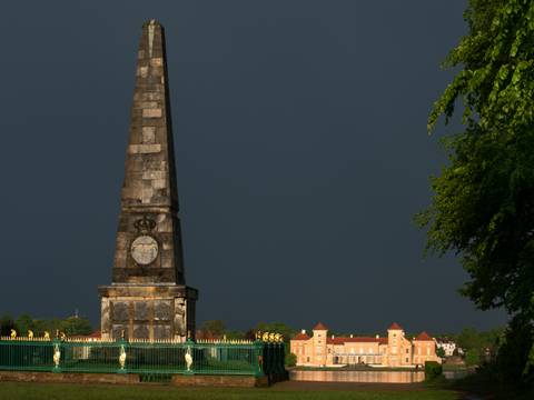 Obelisk im Lustgarten Rheinsberg, im Hintergrund das Schloss – Obelisk im Lustgarten Rheinsberg, im Hintergrund das Schloss