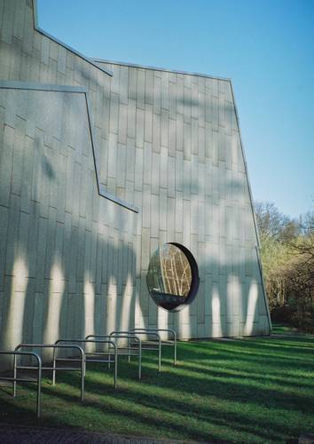 Bullauge an der Außenfassade des Musikinstrumenten-Museums – Bullauge an der Außenfassade des Musikinstrumenten-Museums