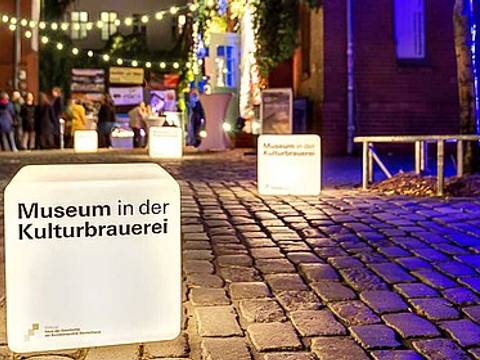 Der Eingangsbereich des Museums bei Nacht. – Der Eingangsbereich des Museums bei Nacht.