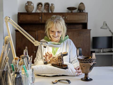 Restauratorin Anke Kobbe bei der Bearbeitung eines Gesichts-Kantharos aus dem 6. Jhd. v. Chr. im Alten Museum.