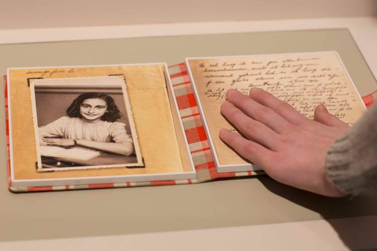 Das Tagebuch der Anne Frank als Tastobjekt