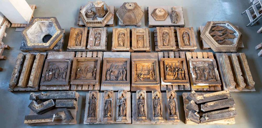 Teilmodelle vor der Restaurierung in der Modellhalle der Gipsformerei, Detail