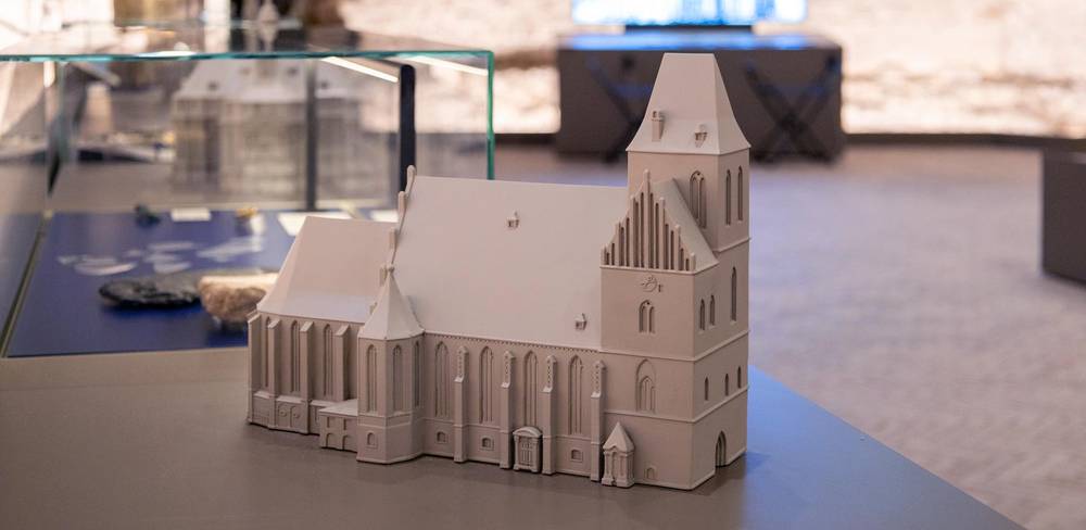 Bei den Führungen im Untergeschoss werden die verschiedenen Kirchenbauten des Petriplatzes thematisiert.