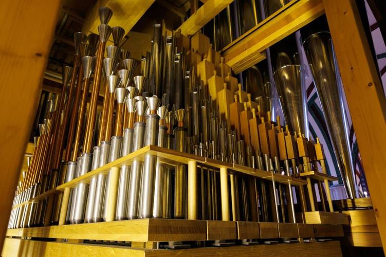 Blick ins innere der Orgel in der Nikolaikirche – Blick ins Innere des Glockenspiels im Turm der Nikolaikirche