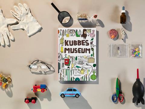 Cover zum Bilderbuch "Kubbes Museum", erzählt und illustriert von Ashild Kanstad Johnsen – Buchcover mit Kinderspielzeug