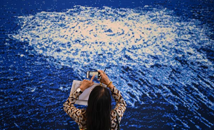 Eine junge Frau fotografiert in der Ausstellung «know thyself» des Künstlers Ai Weiwei in der Galerie Neugerriemschneider das Werk «Nord Stream».