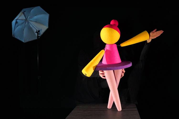 PEZZETTINO – Bunte geometrische Figur aus Kugel und Kegeln, von unsichtbarer Person gehalten. Im Hintergrund ein aufgeklappter Studioblitzschirm.
