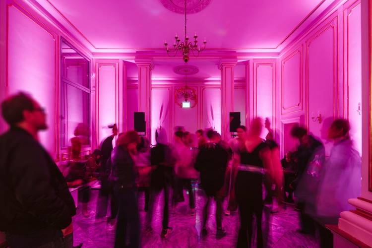 Ausstellung mal anders: Ein langer Museums-Abend mit Live-DJ und Drinks! – Aufnahme während einer Tanzveranstaltung im Salon des Museum Ephraim-Palais