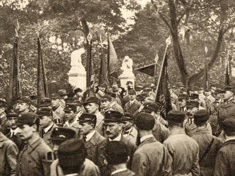 Die Einweihung des Portals zum Friedhof der Märzgefallenen, Fotografie: John Graudenz /Transatlantic, Illustrierte Reichsbannerzeitung, 24.10.1925