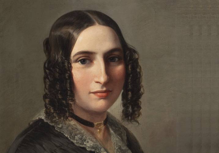 Fanny Hensel – Person mit langen lockigen Haaren und heller Haut, trägt eine schwarze Kleidung mit Spitzenkragen und ein dunkles Halsband mit goldfarbenem Anhänger.