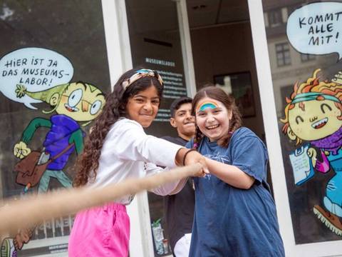 Tauziehen vor dem Museumslabor im Nikolaiviertel. – Kinder beim Tauziehen vor dem Museumslabor im Nikolaiviertel