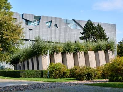 Außenansicht Jüdisches Museum Berlin, Libeskind-Bau mit Garten des Exils