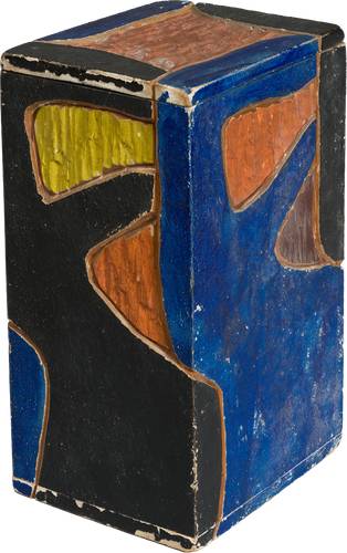 Karl Schmidt-Rottluff, Hochrechteckiger Holzkasten mit farbig gefasstem Relief, 1910/11, Fichte, mit eingeschnittenem Ornament und geschnitzte Flächen, farbig gefasst, Brücke-Museum, Karl und Emy Schmidt-Rottluff Stiftung © VG Bild-Kunst 2026