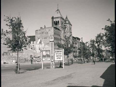 Das zerstörte Gebäude Müllerstraße 163 (links). Aufnahme von 1945. In der Bildmitte Propagandaplakate der Roten Armee: „Ruhm den besten Söhnen des Vaterlandes" (linkes Plakat), „Es lebe das kraftvolle sowjetische Volk" (rechtes Plakat) – Das zerstörte Gebäude Müllerstraße 163 (links). Aufnahme von 1945. In der Bildmitte Propagandaplakate der Roten Armee: „Ruhm den besten Söhnen des Vaterlandes" (linkes Plakat), „Es lebe das kraftvolle sowjetische Volk" (rechtes Plakat). © Landesarchiv