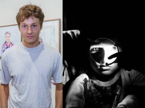 Artist Talk und Kurzführung mit Filip Piotrowicz – Links ist Filip Piotrowicz zu sehen und rechts ein Schwarz-Weiß-Bild von einem Kind, das durch eine Lupe schaut.