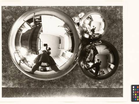 Marianne Brandt, Selbstporträt mit Kamera im Atelier in der Kugel gespiegelt, Bauhaus Dessau, um 1928–1929, Bauhaus-Archiv Berlin