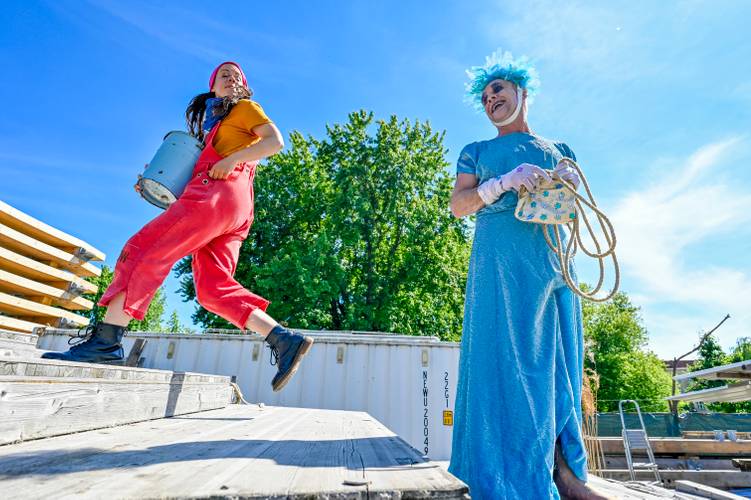 Globe Berlin: Ameley, der Biber und der König auf dem Dach – Helena Krey (Ameley), Peter Beck (Wasserfee Lureley)