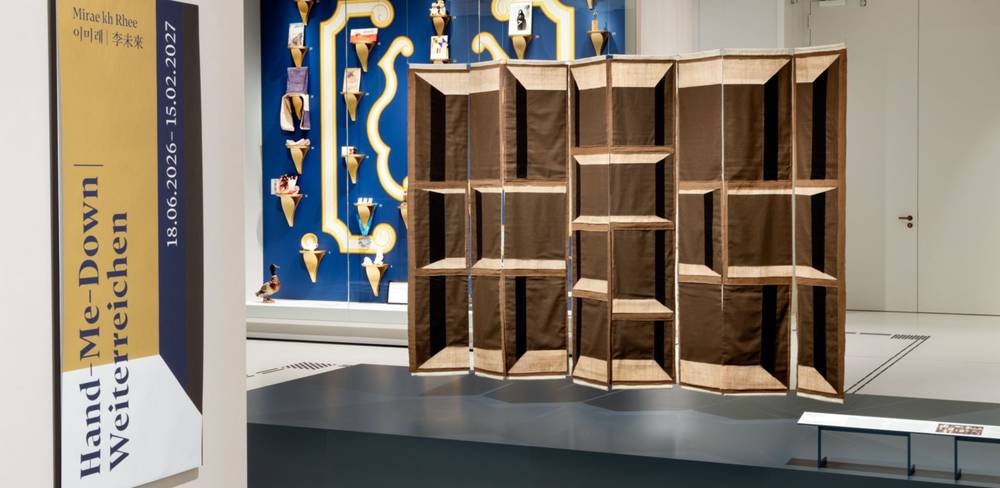 Blick in die Ausstellung „Mirae kh Rhee: Weiterreichen“