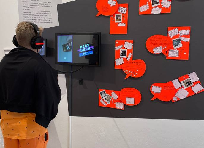 Tag der Demokratie im Jugend Museum – Jugendlicher sieht sich ein Ausstellungsprojekt an