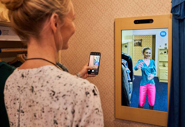 Digitaler Spiegel im nachgebauten DDR-Schlafzimmer – Digitaler Spiegel im nachgebauten DDR-Schlafzimmer