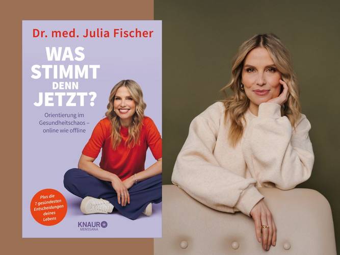 Julia Fischer präsentiert: Was stimmt denn jetzt? – Buchcover mit Titel "Was stimmt denn jetzt?" und Bild einer lächelnden Person in rotem Shirt. Daneben sitzt die gleiche Person in beigem Pullover.