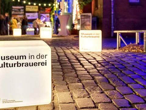 Der Eingangsbereich des Museums bei Nacht. – Der Eingangsbereich des Museums bei Nacht.