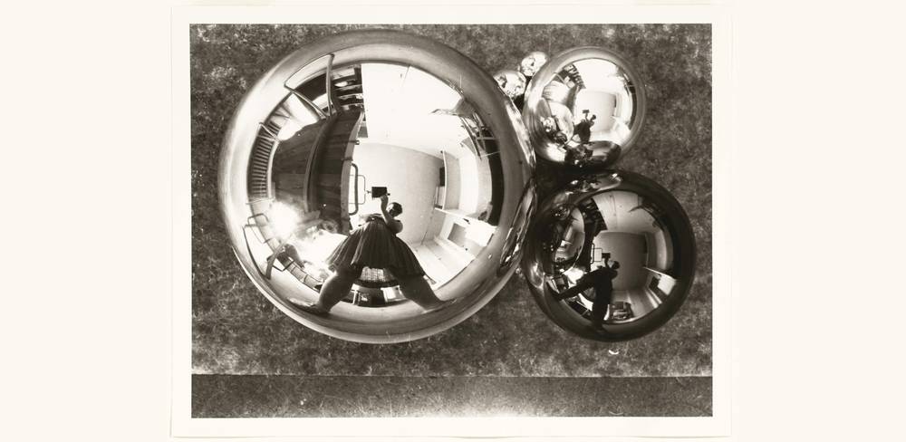 Marianne Brandt, Selbstporträt mit Kamera im Atelier in der Kugel gespiegelt, Bauhaus Dessau, um 1928 - 1929, Bauhaus-Archiv Berlin