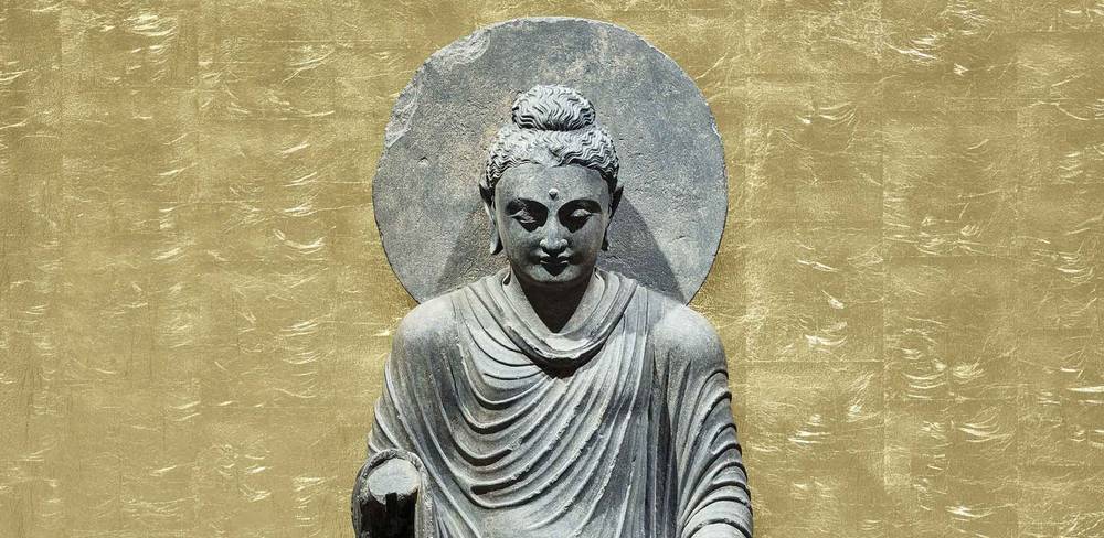 Buddha (Pakistan, 2--3. Jahrhundert) im Modul „Buddhistische Kunst in Südasien. Stupas, Buddhas,Bodhisattvas“ des Museums für Asiatische Kunst im Humboldt Forum