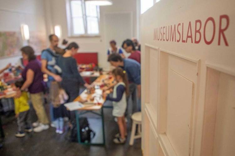 Willkommen im Museumslabor! – Der Blick ins Museumslabor zeigt eine Gruppe beim gestalten kreativer Drucke