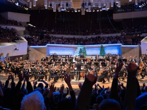  – Blick auf die Bühne der Philharmonie Berlin, Publikum im Vordergrund