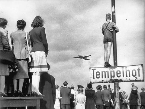 Luftbrücke über Tempelhof, 1948. Foto: USAF – Luftbrücke über Tempelhof, 1948. Foto: USAF