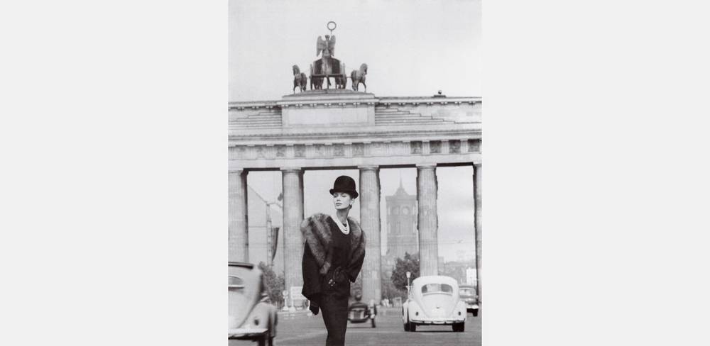 F. C. Gundlach, Lissy Schaper in einem Ensemble von Schwichtenberg, Brandenburger Tor, Berlin 1961