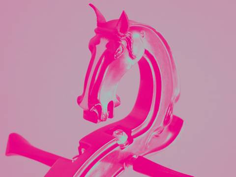 Key Visual Musical Belongings VIII – Metallene Skulptur eines Pferdekopfes in rosa monochromem Stil, mit einem Horn auf der Stirn.