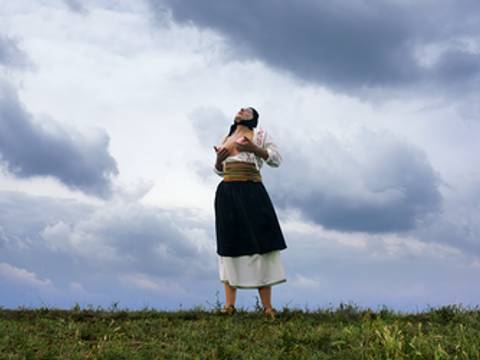 Marina Abramović, Women Massaging Breasts I aus der Serie Balkan Erotic Epic, C-Print, 2005, Serbien © Marina Abramović, Courtesy der Marina Abramović Archives / VG Bild-Kunst, Bonn 2026