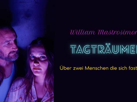  – Zwei Personen in blauem Licht. Text: William Mastrosimone TAGTRÄUMER Über zwei Menschen die sich fast finden. Logo: Freie Bühne Basel.
