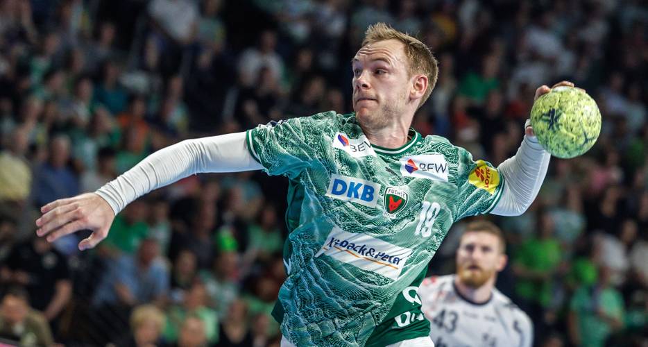 Mathias Gidsel (Füchse Berlin) wirft den Ball auf das Tor.