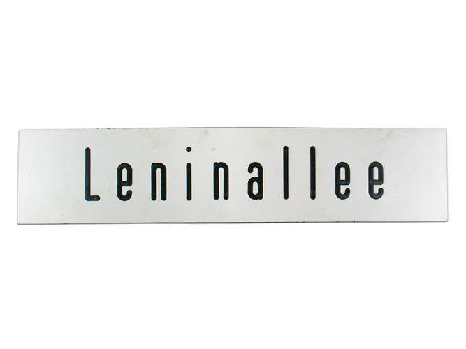 Straßenschild: Leninallee – Im Straßenbild der DDR dominierten sozialistische Vorbilder. Nach 1990 erschien dies vielerorts nicht mehr zeitgemäß und besonders in Städten kam es zu einer Umbenennungswelle von Straßen.