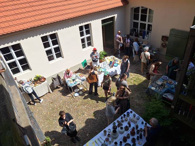 Keramik-Trödel im ersten Hof des Museums