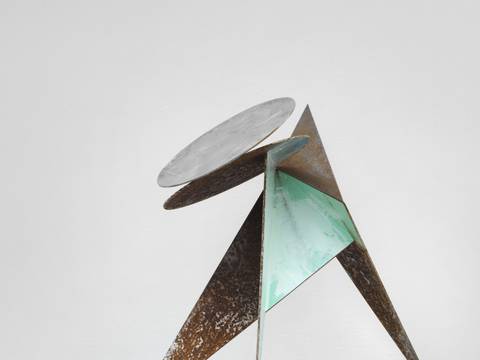 Ro Robertson, Freeform I (Lamorna), 2026. Ausstellungsansicht Räume schaffen. Die Konstruktivistin Marlow Moss. Georg Kolbe Museum, 2026